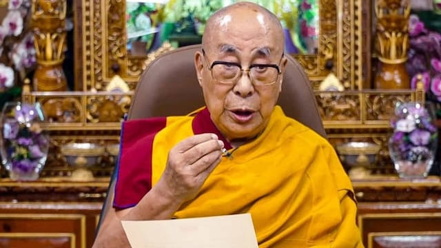 दलाई लामा: 90 वर्षों की शांति, एक अशांत दुनिया के बीच