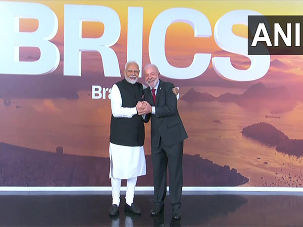 हाथ मिलाया, गले लगे...ब्रिक्स सम्मेलन में भाग लेने ब्राज़ील पहुंचे पीएम मोदी, राष्ट्रपति से ऐसे मिले