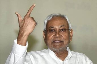 बिहार: चुनाव से पहले नीतीश कुमार का बड़ा ऐलान, सरकारी नौकरियों में महिलाओं के लिए 35% आरक्षण