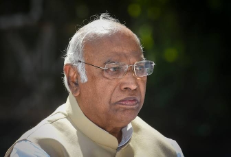 मल्लिकार्जुन खड़गे को भाजपा ने बताया दलित विरोधी, राष्ट्रपति मुर्मू का अपमान करने का आरोप!