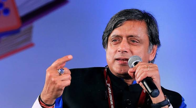 शशि थरूर पर कांग्रेस सांसद का तंज: 'क्या चिड़िया तोता बन रही है?'