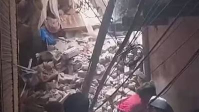 दिल्ली में चार मंजिला इमारत ढही, मलबे में कई लोगों के फंसे होने की आशंका