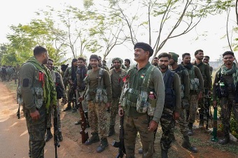 छत्तीसगढ़ में सुरक्षा बलों को बड़ी कामयाबी, 23 नक्सलियों ने डाले हथियार, 1.18 करोड़ का था इनाम