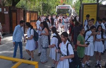 दिल्ली के तीन स्कूलों को मिली बम से उड़ाने की धमकी, ई-मेल से मचा हड़कंप; मौके पर पहुंची पुलिस
