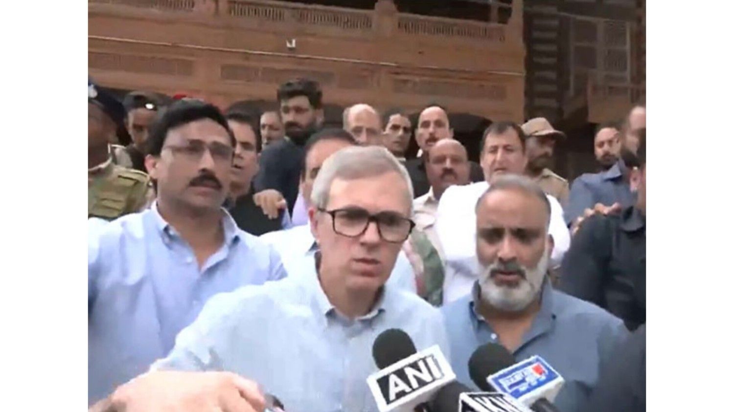 जम्मू और कश्मीर : सीएम उमर अब्दुल्ला ने नक्शबंद साहिब कब्रिस्तान जाने पर लगाए गए प्रतिबंधों की आलोचना की, कहा