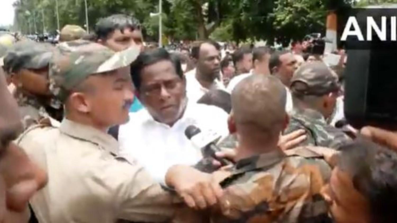 बालासोर आत्मदाह मामला: पुलिस ने बीजद कार्यकर्ताओं को हिरासत में लिया, प्रदर्शनकारियों पर पानी की बौछारें की गईं