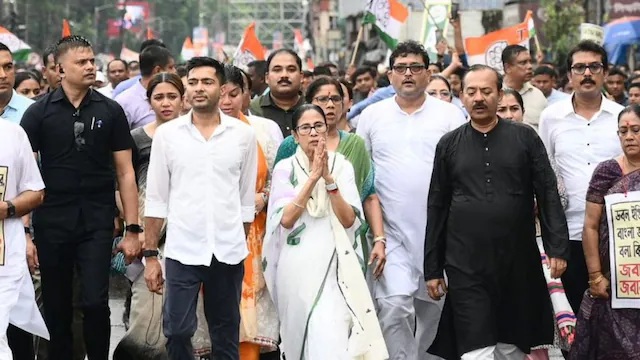 ममता बनर्जी का कोलकाता में विरोध मार्च: बीजेपी शासित राज्यों में बंगाली मजदूरों की हिरासत पर भड़कीं