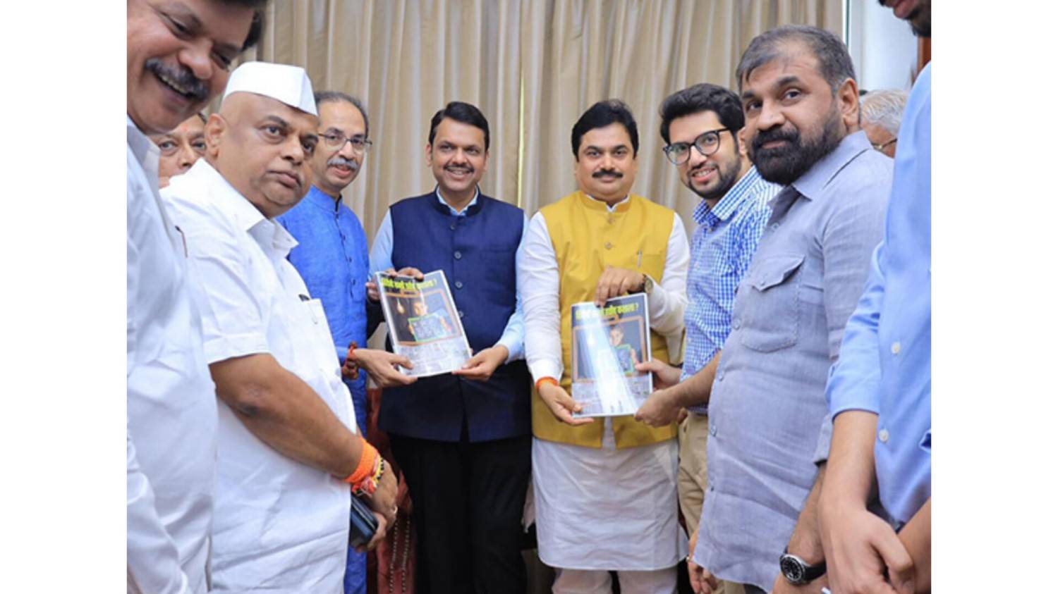 महाराष्ट्र में भाषा विवाद के बीच उद्धव ठाकरे ने सीएम देवेंद्र फडणवीस से मुलाकात की