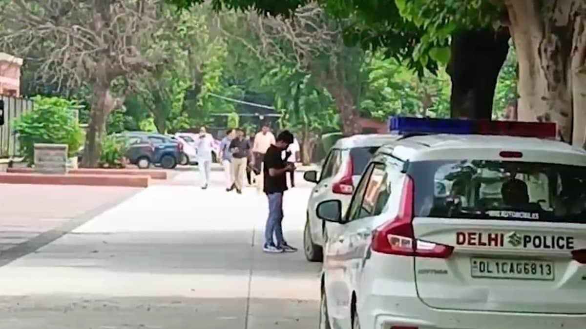 दिल्ली के 20 से अधिक स्कूलों को ईमेल के जरिए बम की धमकी मिली: पुलिस