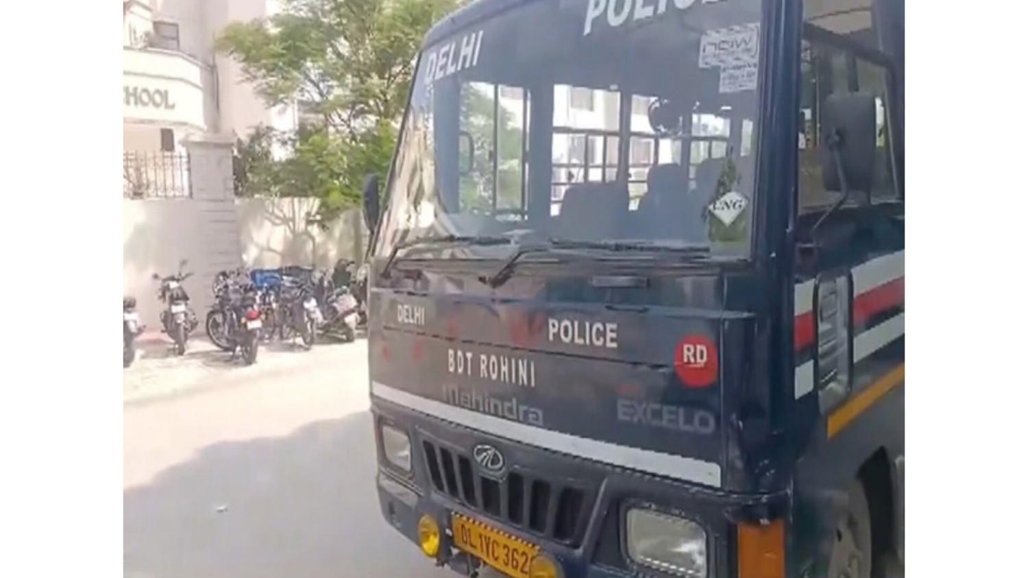 दिल्ली : बम की अफवाह के बाद दिल्ली के कई स्कूलों के बाहर पुलिस तैनात
