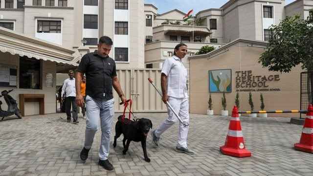 दिल्ली के 45 से अधिक स्कूलों और 3 कॉलेजों को बम से उड़ाने की धमकी, छात्रों और अभिभावकों में दहशत
