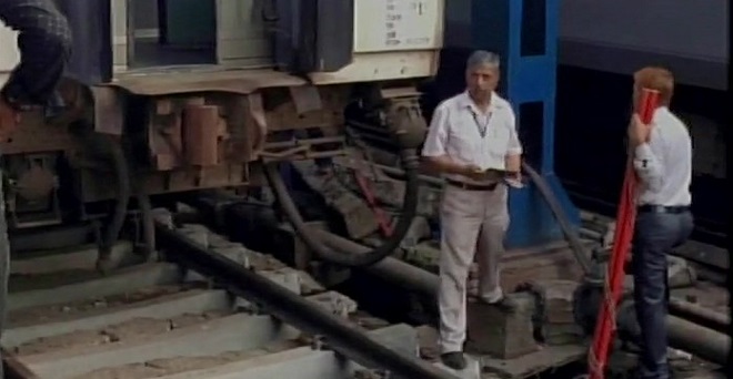 अहमदाबाद में बुलेट ट्रेन प्रोजेक्ट की शुरुआत, नई दिल्ली में पटरी से उतरी एक और रेलगाड़ी
