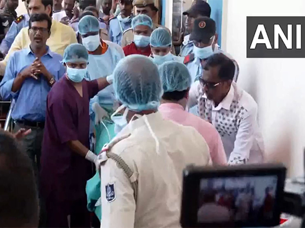 ओडिशा: बदमाशों द्वारा आग के हवाले की गई 15 वर्षीय लड़की को आज एयरलिफ्ट कर दिल्ली एम्स ले जाया जाएगा
