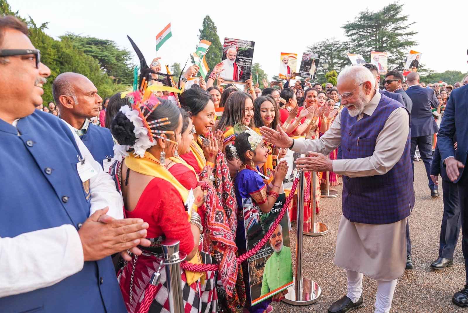 ब्रिटेन पहुंचे प्रधानमंत्री मोदी, भारतीय समुदाय ने किया जोरदार स्वागत; पीएम बोले- 'यह सचमुच उत्साहजनक'