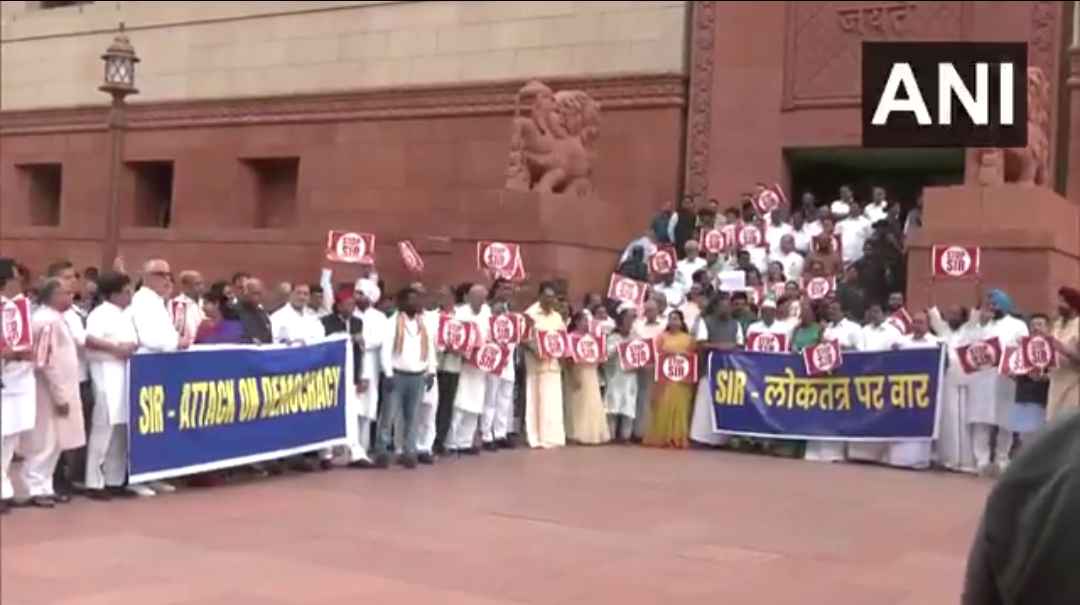 बिहार वोटर लिस्ट रिवीजन के खिलाफ संसद परिसर में विपक्ष का विरोध प्रदर्शन, सोनिया-राहुल-अखिलेश शामिल