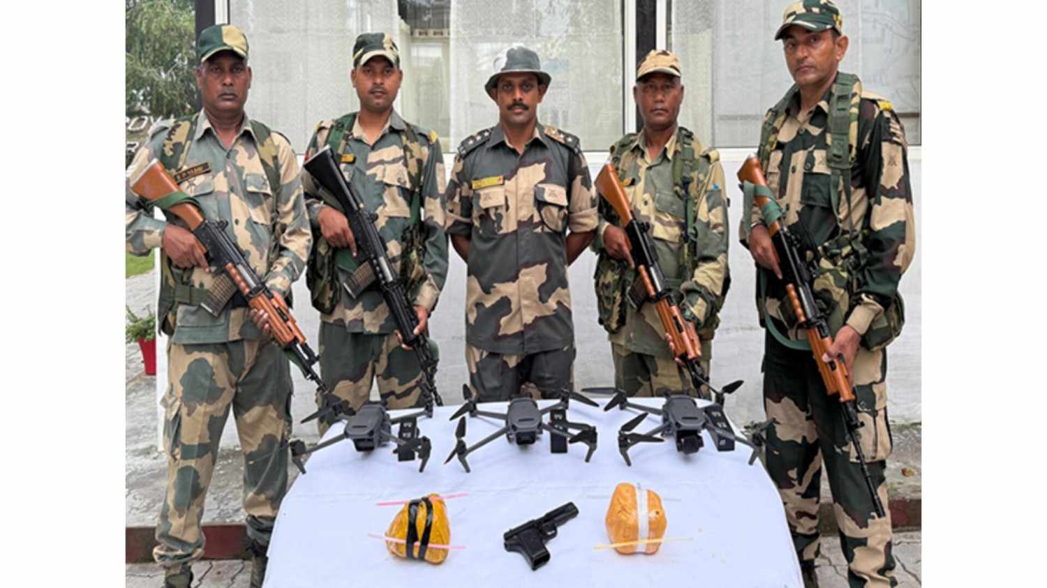 बीएसएफ ने पंजाब सीमा पर हेरोइन और पिस्तौल के साथ चार ड्रोन बरामद किए