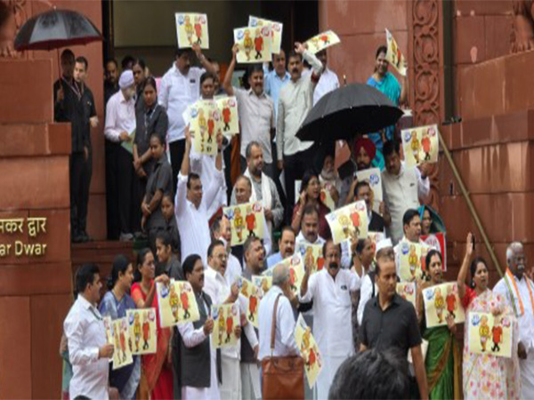 चुनाव आयोग का कार्टून, मोदी की जंजीरें...इंडिया गठबंधन का पोस्टर वार संसद तक पहुंचा