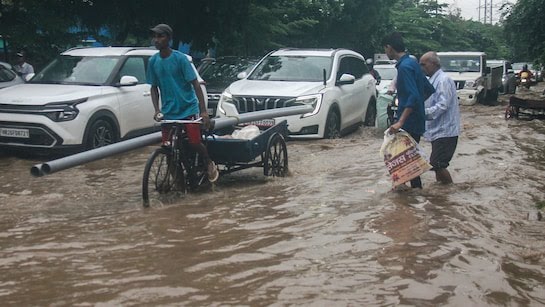 दिल्ली में रातभर हुई भारी बारिश से कई इलाकों में जलभराव, वायु गुणवत्ता संतोषजनक