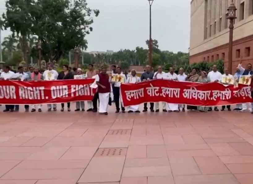 बिहार में वोटर लिस्ट रिवीजन के खिलाफ विपक्ष का संसद में विरोध, सोनिया-प्रियंका ने संभाला मोर्चा