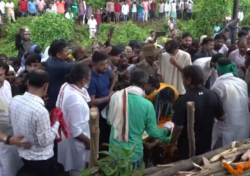 ‘दिशोम गुरु’ शिबू सोरेन पंचतत्व में विलीन, बेटे हेमंत ने दी मुखाग्नि