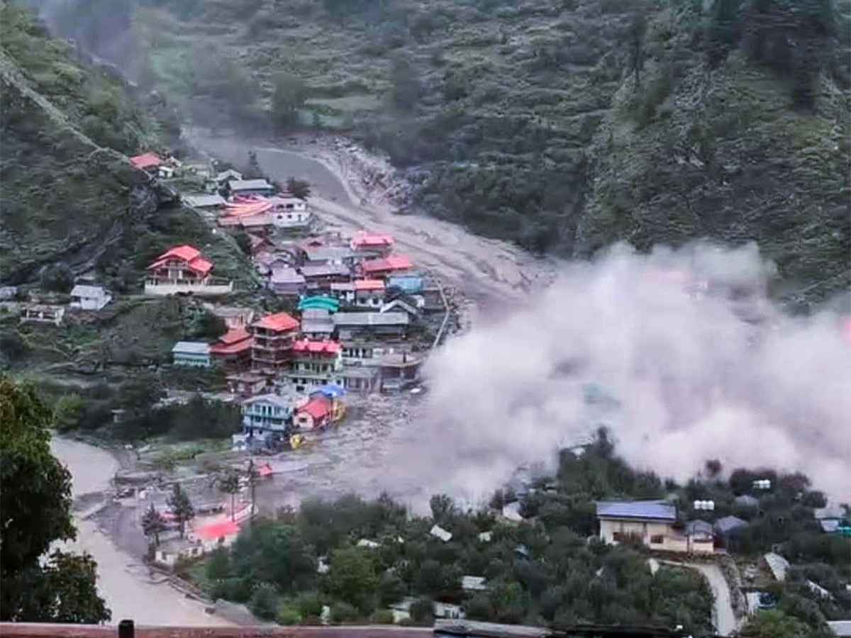 उत्तरकाशी त्रासदी: धराली में बादल फटने से तबाही, नेताओं ने जताया शोक, परियोजनाओं पर उठे सवाल