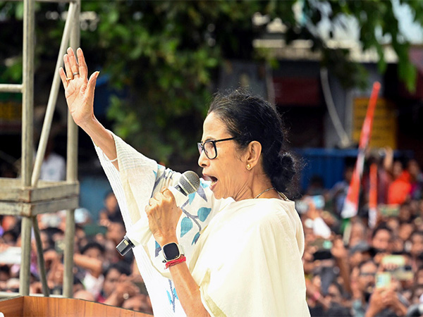 डबल इंजन सरकार हमें रोहिंग्या बताकर नागरिकता छीनना चाहती है: ममता बनर्जी का आरोप