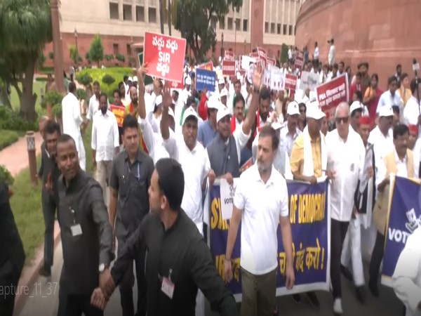इंडिया गठबंधन ने एसआईआर पर संसद से ईसी कार्यालय तक निकाला मार्च, दिल्ली पुलिस ने रोका