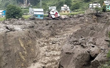 जम्मू कश्मीर: बादल फटने से 38 लोगों की मौत, जाने किसने क्या कहा?