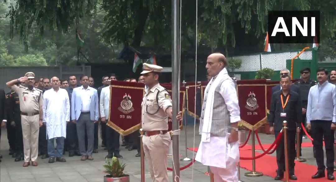 प्रधानमंत्री मोदी ने दी स्वतंत्रता दिवस की शुभकामनाएं, राजनाथ सिंह समेत कई नेताओं ने फहराया तिरंगा