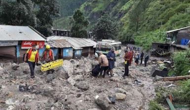 बादल फटने की घटना में घायल पिता किश्तवाड़ के अस्पताल में लापता बेटी की तलाश में बेचैन