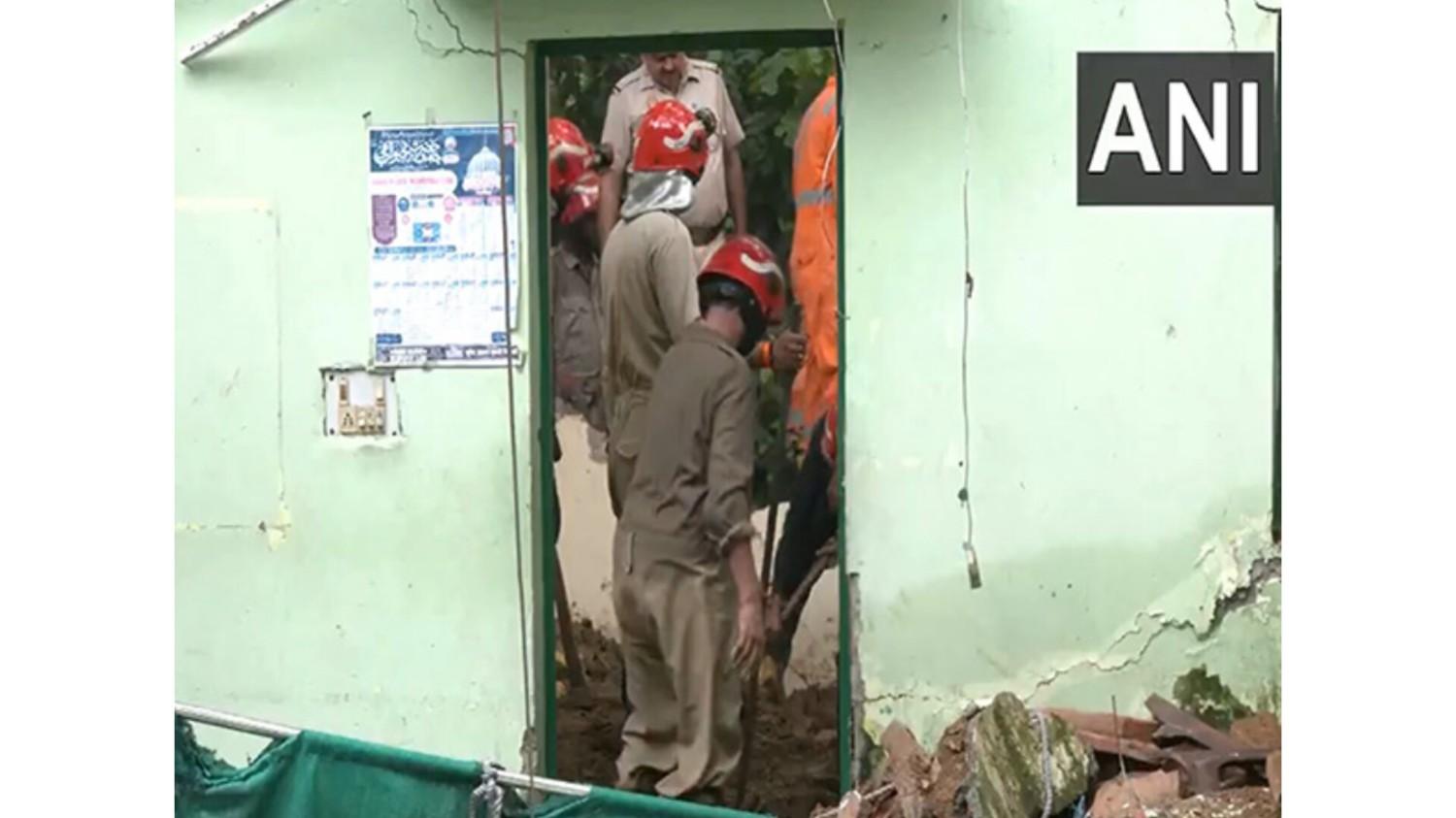 दिल्ली: हुमायूं के मकबरे के पास दरगाह शरीफ पट्टे शाह की छत गिरने से 5 की मौत, 11 को बचाया गया