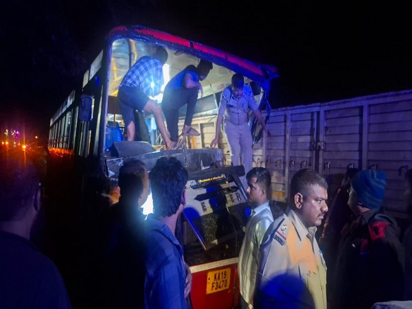 कर्नाटक: येल्लापुर में बस की खड़े ट्रक से टक्कर में तीन लोगों की मौत,सात लोग गंभीर रूप से घायल
