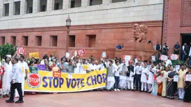 विपक्ष और चुनाव आयोग आमने-सामने: ‘वोट चोरी’ विवाद पर इंडिया ब्लॉक का हमला तेज