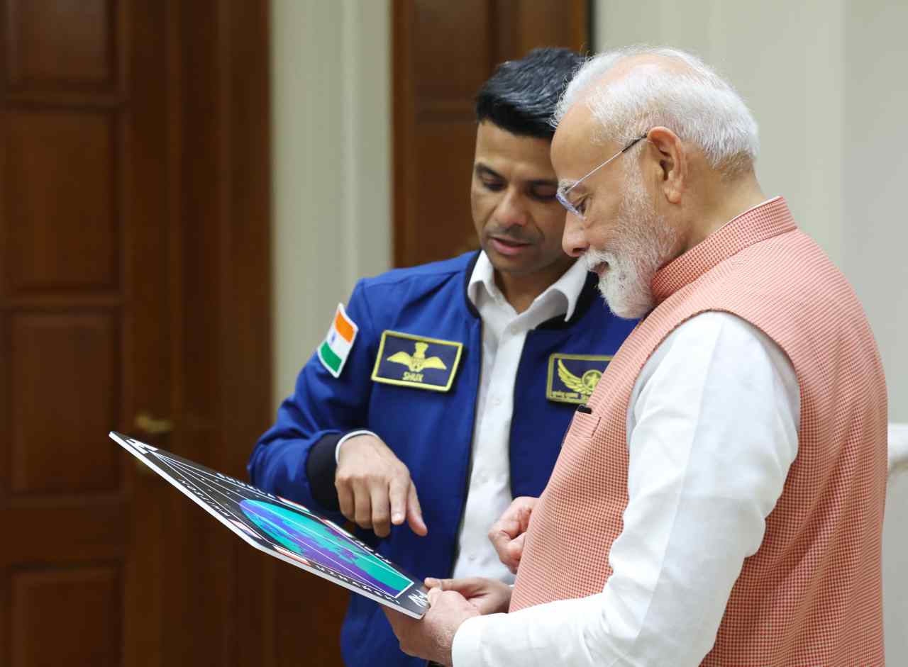 पीएम मोदी से मिले शुभांशु शुक्ला, साथ में लाए ये गिफ्ट