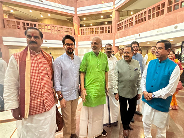 एनडीए बैठक में पीएम मोदी और सहयोगियों ने किया राधाकृष्णन का सम्मान, कल करेंगे नामांकन!