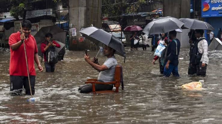 महाराष्ट्र में भारी बारिश का कहर: 12 लोगों की मौत, नांदेड़ में 9 की जान गई, हाई अलर्ट जारी