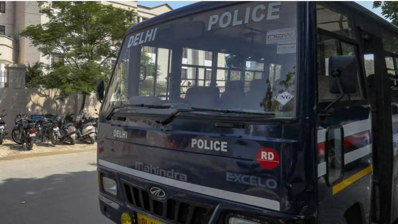 दिल्ली में 50 से ज़्यादा स्कूलों को बम से उड़ाने की धमकी, 'आतंकवादी समूह' ने मांगे 25 हज़ार डॉलर