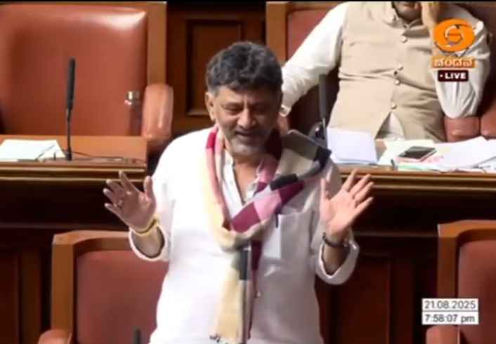 कर्नाटक के डिप्टी सीएम ने गाया आरएसएस का गीत; कांग्रेस खेमे में सन्नाटा, भाजपा ने किया स्वागत
