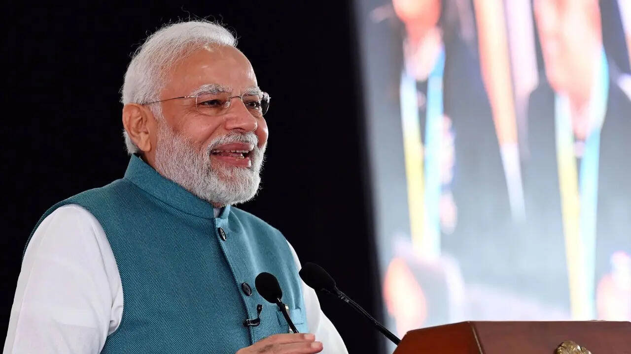 'मिट्टी की खुशबू और देशवासियों का पसीना होना चाहिए हर उत्पाद में'– पीएम मोदी का स्वदेशी मंत्र