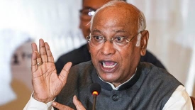 अमेरिका का 50% टैरिफ भारत पर लागू, कांग्रेस ने उड़ाया मजाक