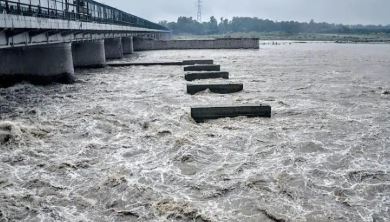 दिल्ली में यमुना का जलस्तर खतरे के निशान से ऊपर बरकरार, बाढ़ का अलर्ट