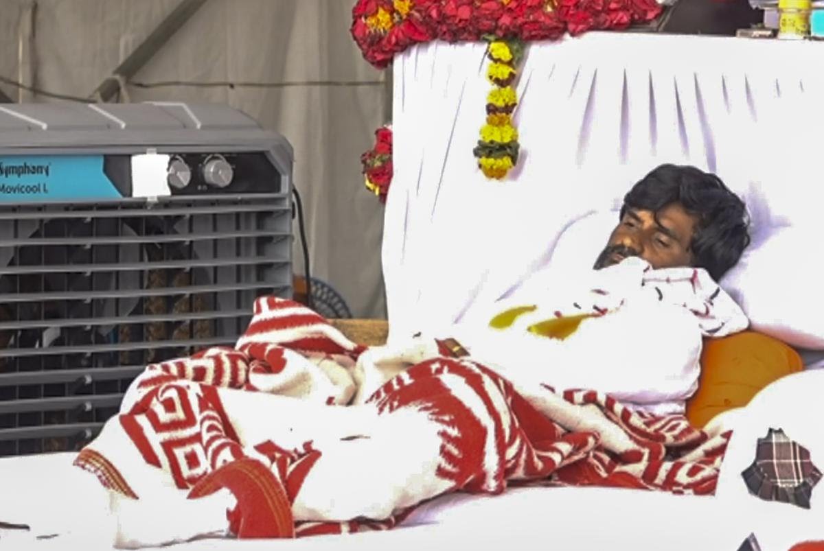 मराठा आरक्षण आंदोलन का 5वां दिन, मुंबई पुलिस ने जारांगे से आजाद मैदान खाली करने को कहा