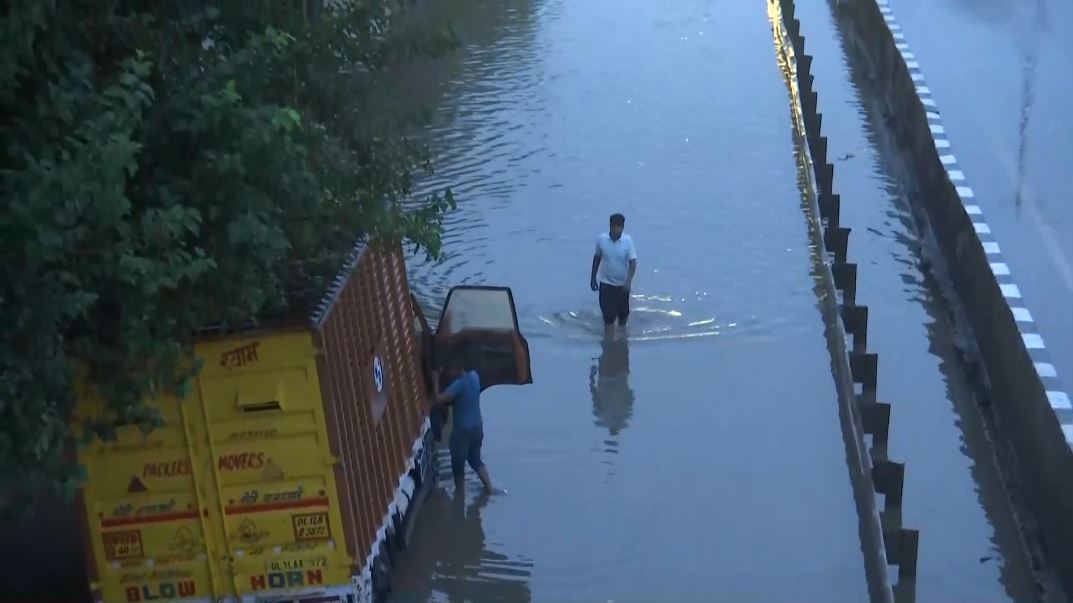 भारी बारिश से गुरुग्राम बेहाल: बाढ़ जैसे हालात, स्कूल-ऑफिस पर असर