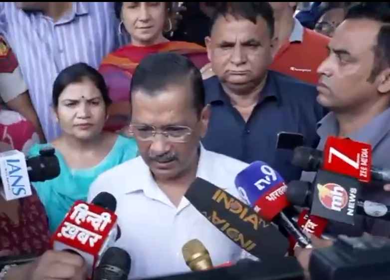 दिल्ली के बाढ़ प्रभावित इलाकों का जायजा लेने पहुंचे केजरीवाल, बोले- 'सरकार ने कोई इंतजाम नहीं किए'