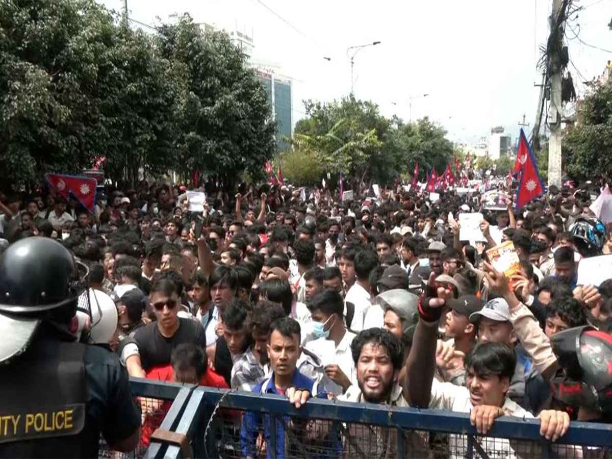 नेपाल में सोशल मीडिया बैन पर बवाल, हिंसक प्रदर्शन में 14 लोगों की मौत, कर्फ्यू लागू