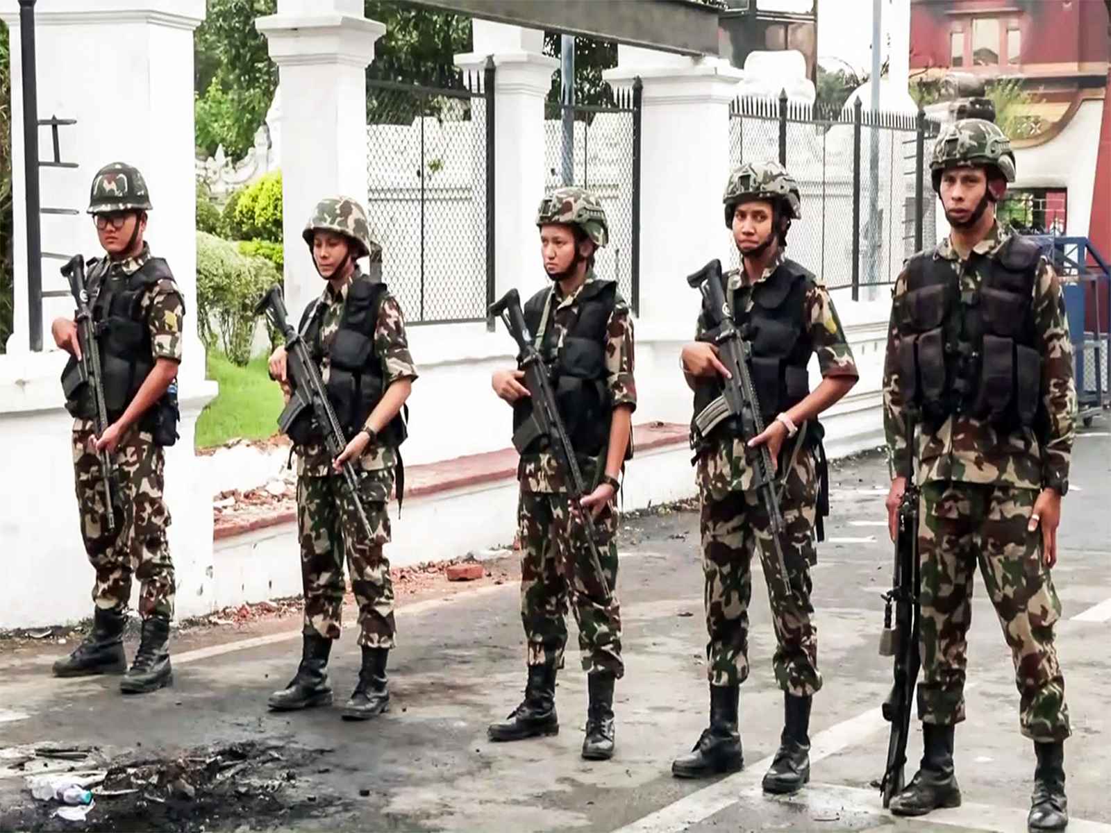 नेपाल के कई जिलों में सेना ने बढ़ाया कर्फ्यू, जेल से भाग रहे कैदियों पर गोलीबारी, 12 घायल