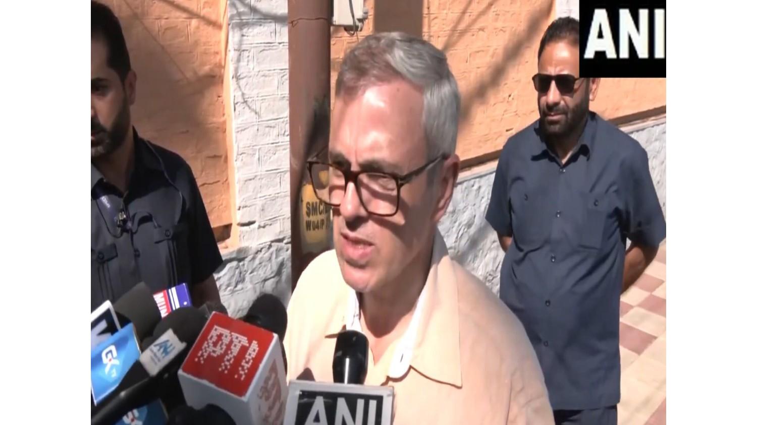 जम्मू-कश्मीर के सीएम उमर अब्दुल्ला ने सांसद संजय सिंह पर केंद्रीय अधिकारियों की कठोर कार्रवाई पर उठाया सवाल, पूछा 