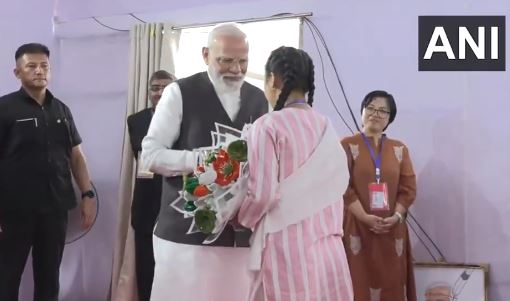 प्रधानमंत्री मोदी का मणिपुर दौरा, चुराचांदपुर में हिंसा से विस्थापित हुए लोगों से की बात