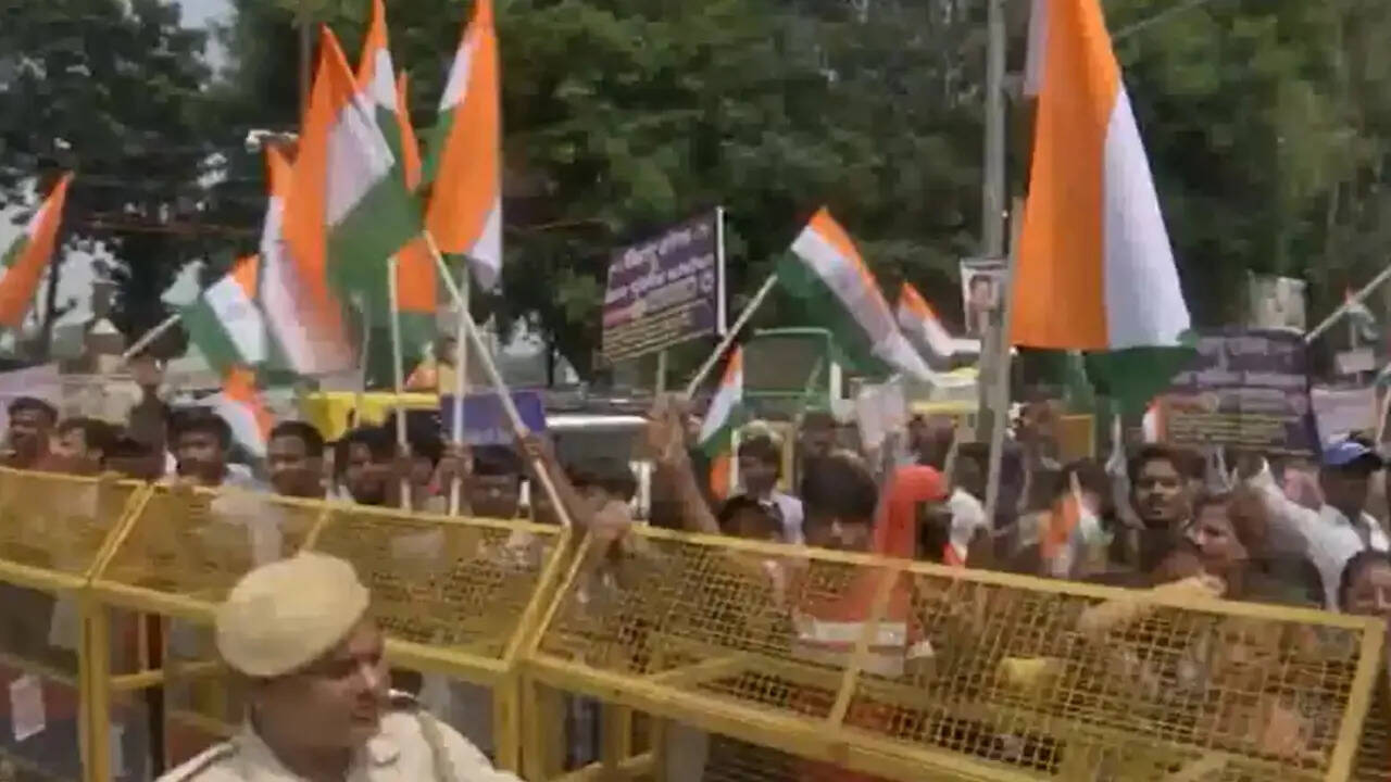 बिहार में उग्र हुआ सरकारी नौकरी भर्ती आंदोलन, पटना में उमड़ी युवाओं की भीड़, ये हैं मांगें