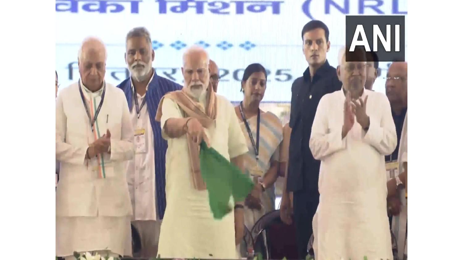 बिहार: प्रधानमंत्री मोदी ने पूर्णिया में 36,000 करोड़ रुपये से अधिक की परियोजनाओं का अनावरण किया